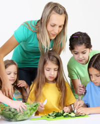 frau-mit-kindern-beim-kochen